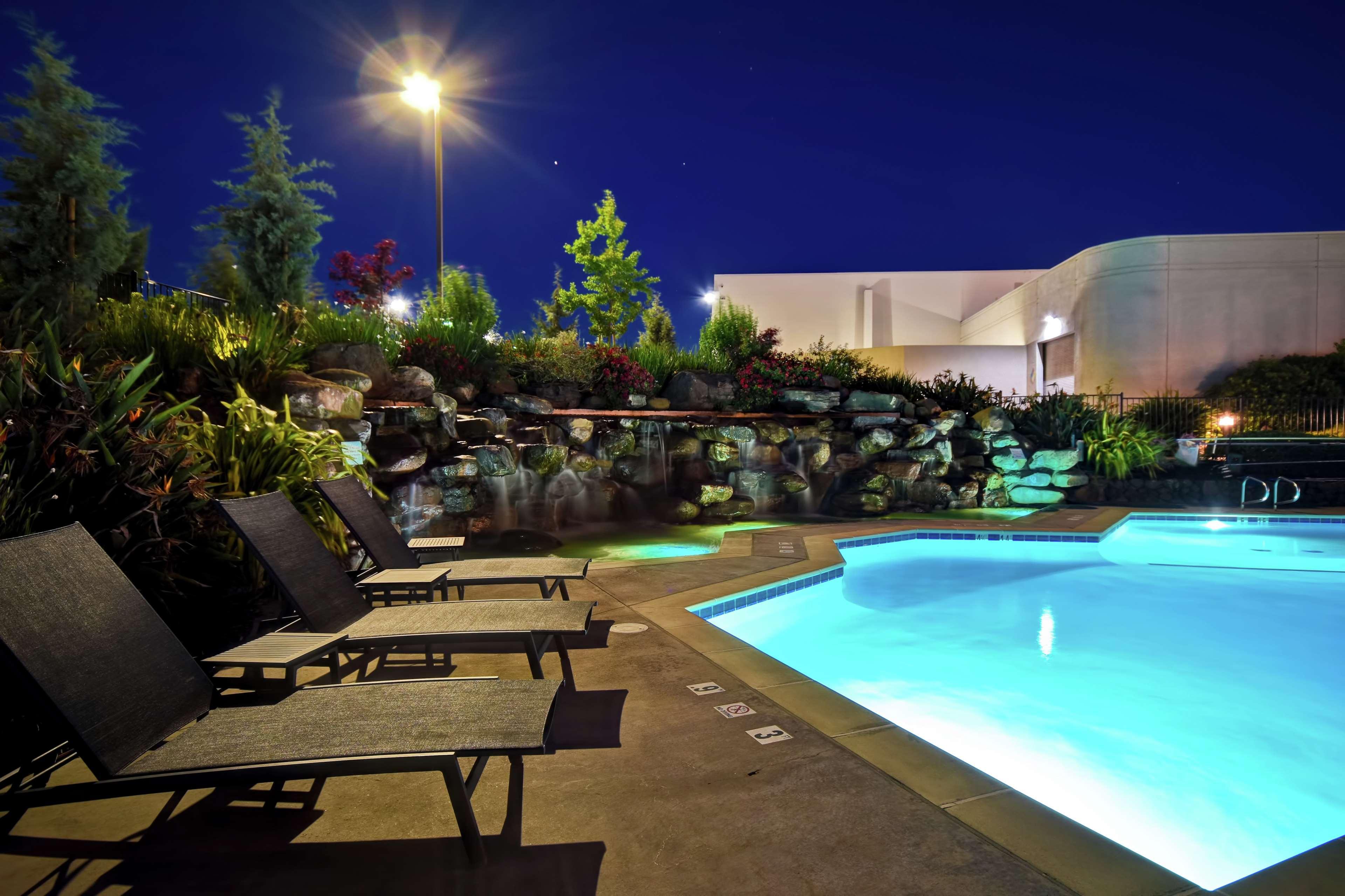 Отель Doubletree By Hilton Pleasanton At The Club Экстерьер фото