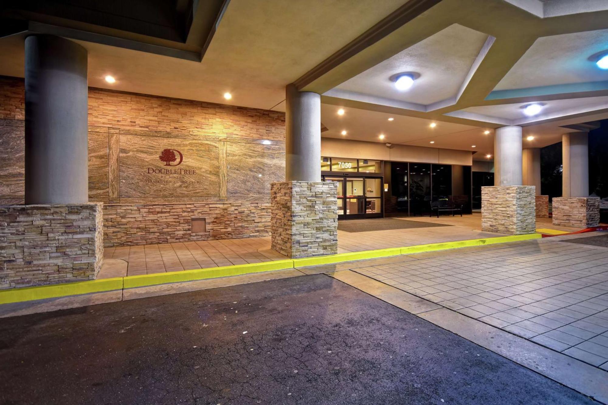 Отель Doubletree By Hilton Pleasanton At The Club Экстерьер фото